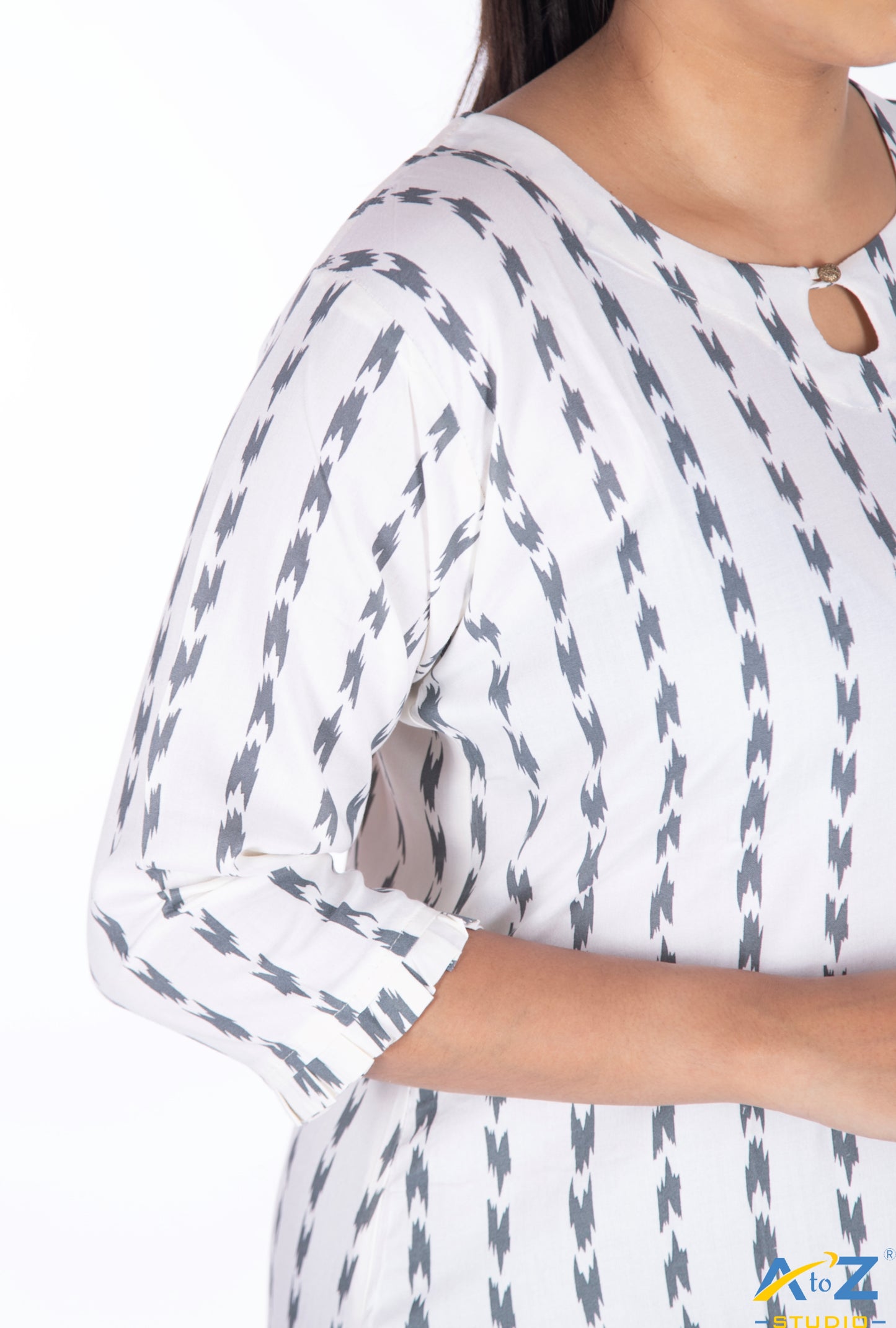 Off-White Kurti with Classic and Versatile Design